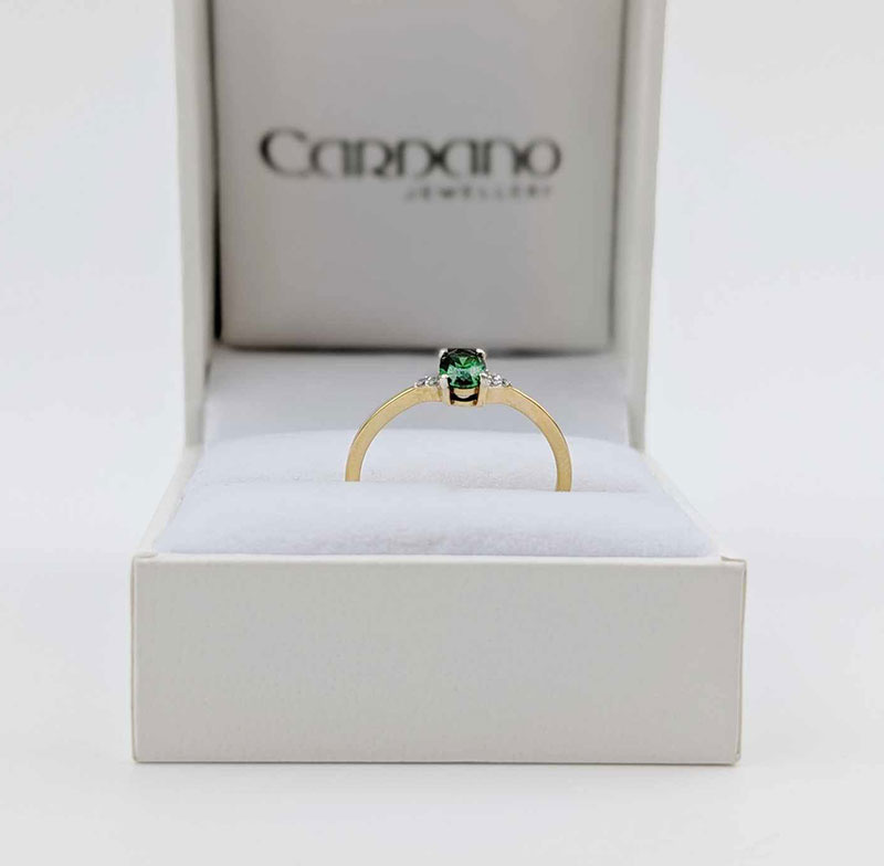 Żółty pierścionek ze szmaragdem i diamentami