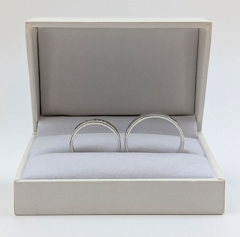 Obrączki ślubne młotkowane z kamieniami 4mm białe złoto 585