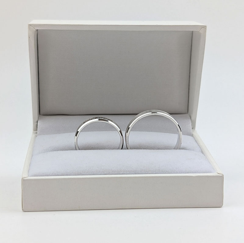 Fazowane obrączki ślubne 4mm z kamieniami białe złoto 585