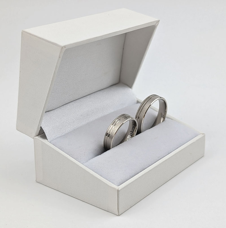 Matowe obrączki ślubne płaskie 6mm ozdobione liniami i kamieniami białe złoto 585