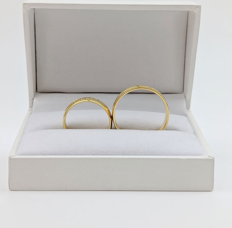 Obrączki ślubne 5mm półokrągłe z falami i kamieniami próba 585