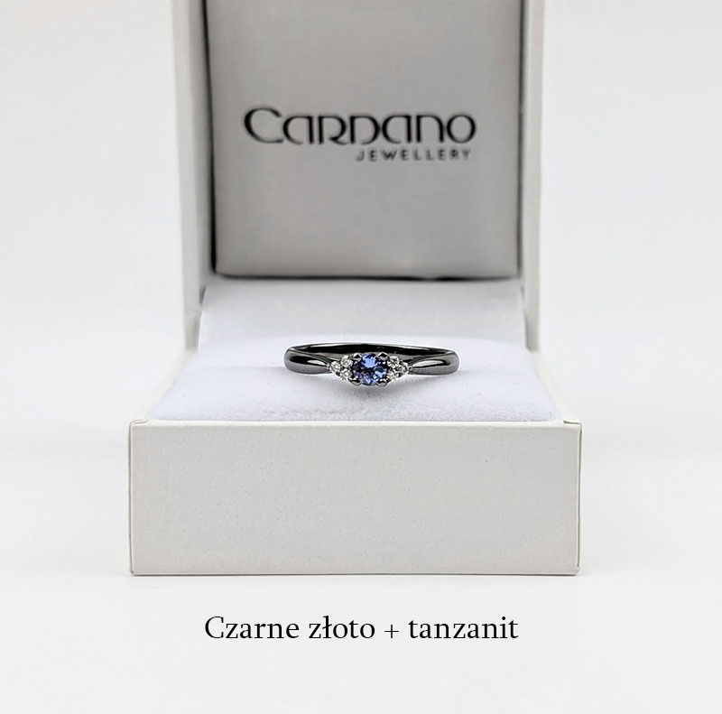Czarny pierścionek z szafirem i diamentami po bokach