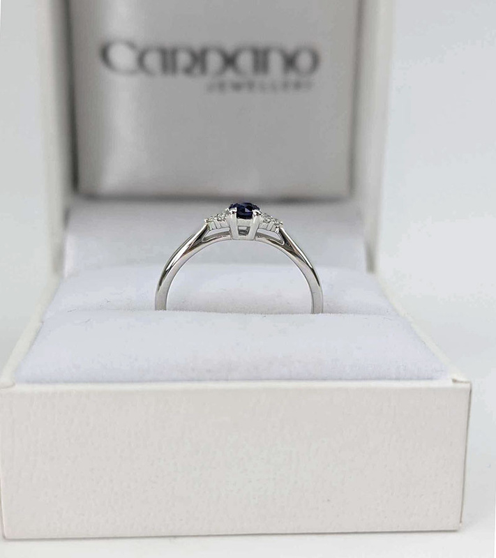 Piękny pierścionek z szafirem z białego złota