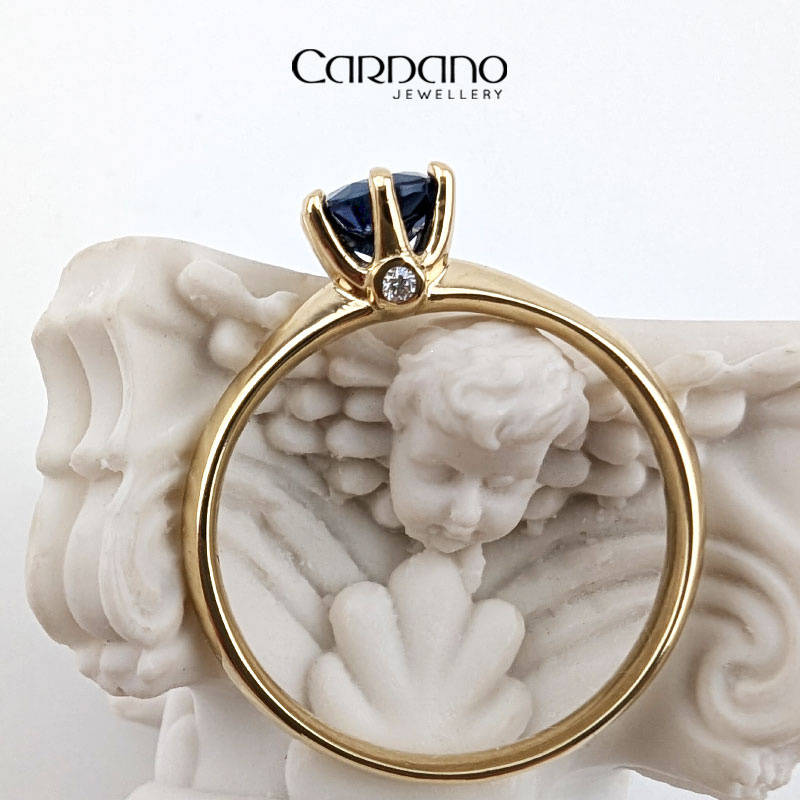 Pierścionek z żółtego złota z szafirem