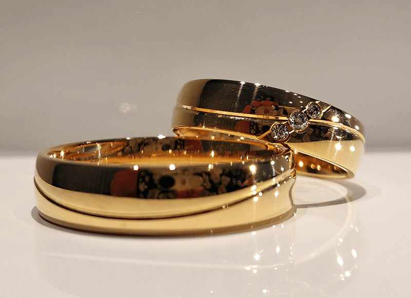 Obrączki ślubne 5mm półokrągłe z falą i kamieniami złoto próba 585