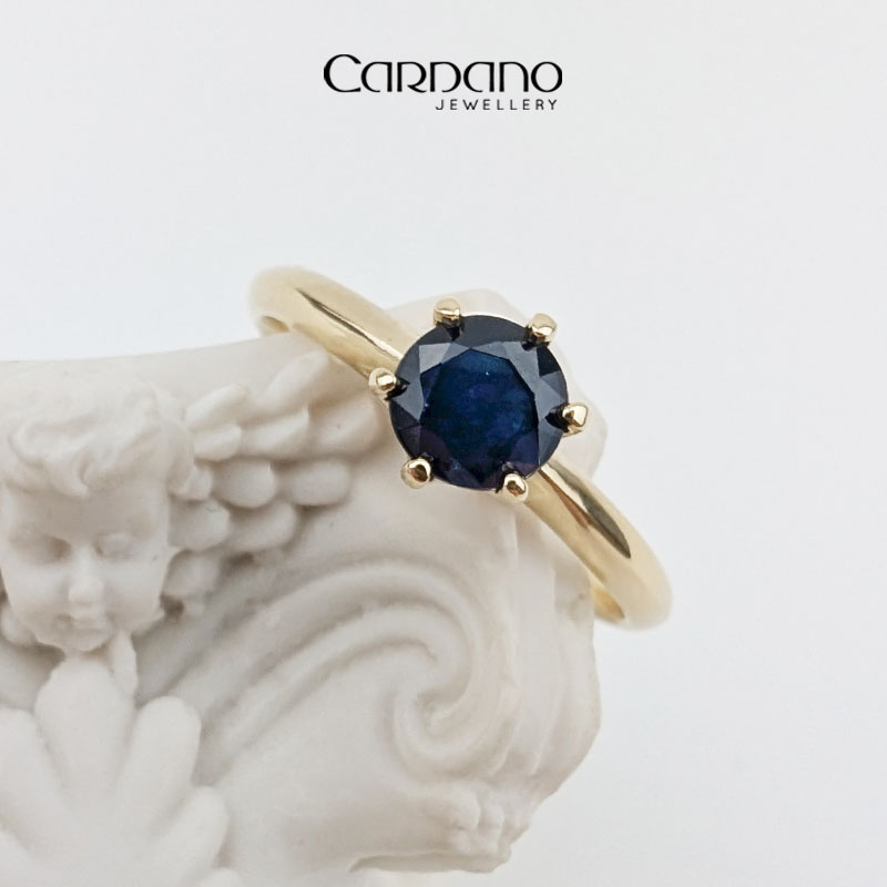 Pierścionek z żółtego złota z szafirem