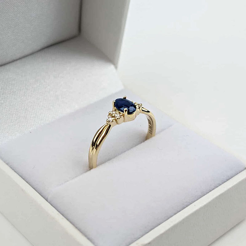 Złoty pierścionek z brylantami i szafirem