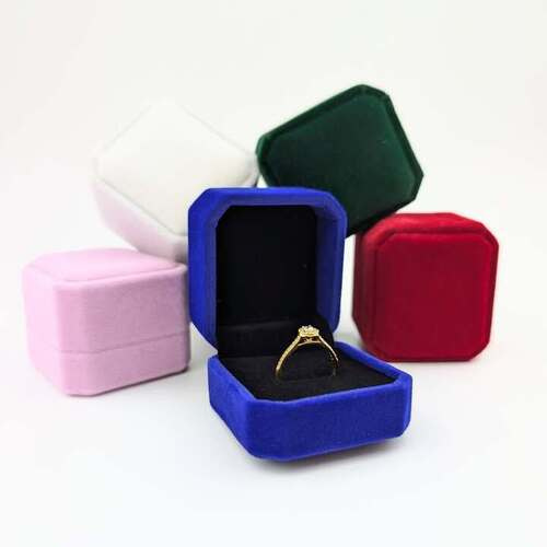 Kolorowe pudełko na pierścionek