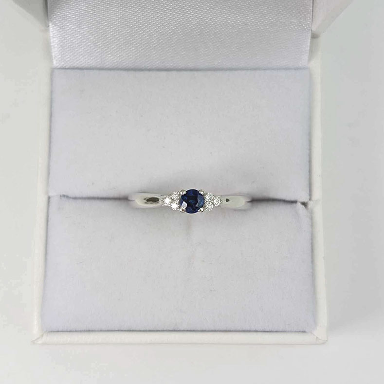 Piękny pierścionek z szafirem z białego złota