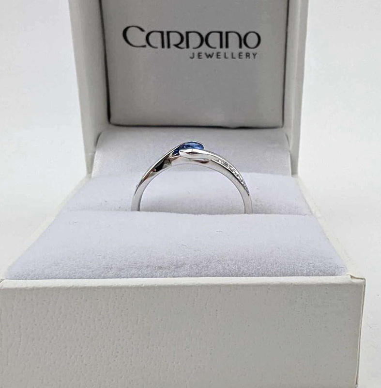 Elegancki pierścionek z szafirem i diamentami białe złoto 585