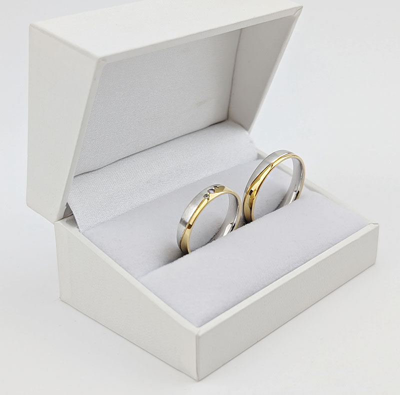 Obrączki ślubne z linią i kamieniami 4mm dwukolorowe żółte i białe złoto próba 585