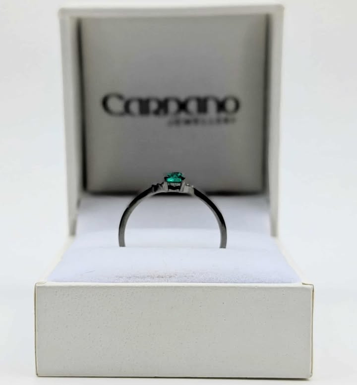 Czarny pierścionek ze szmaragdem i diamentami