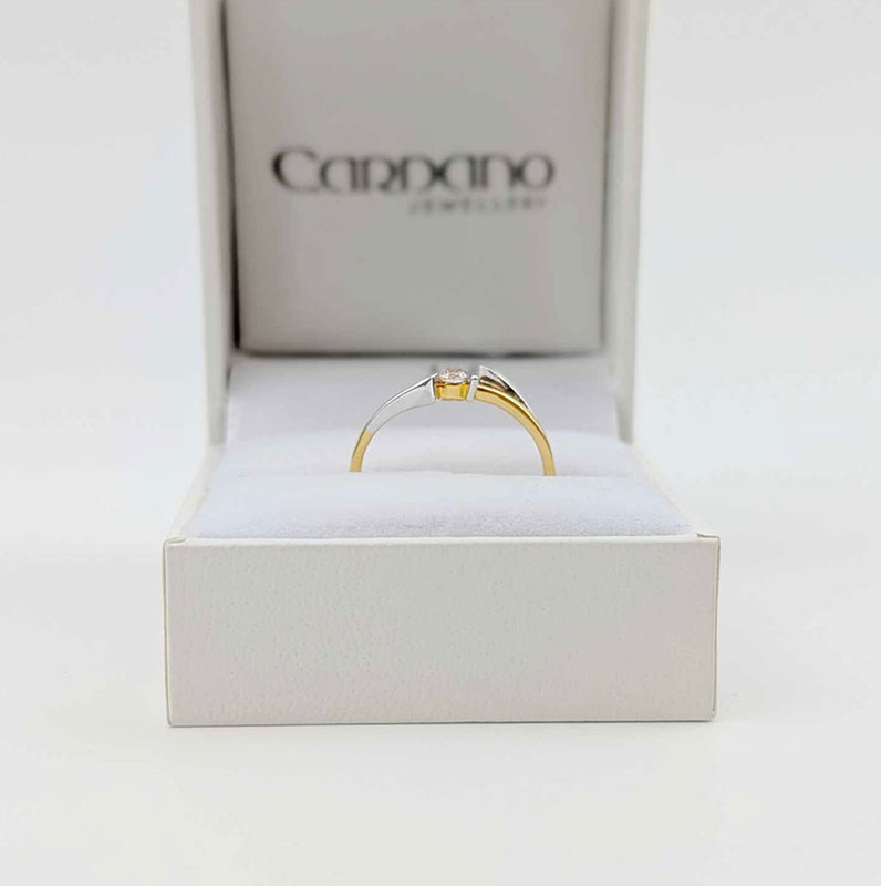 Żółty pierścionek z diamentem