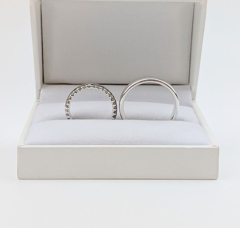 Obrączki ślubne półokrągłe 4,5mm z oprawionymi kamieniami dookoła białe złoto 585