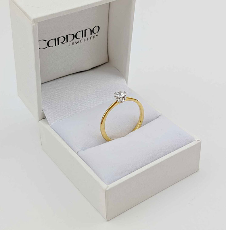 Złoty pierścionek z brylantem syntetycznym