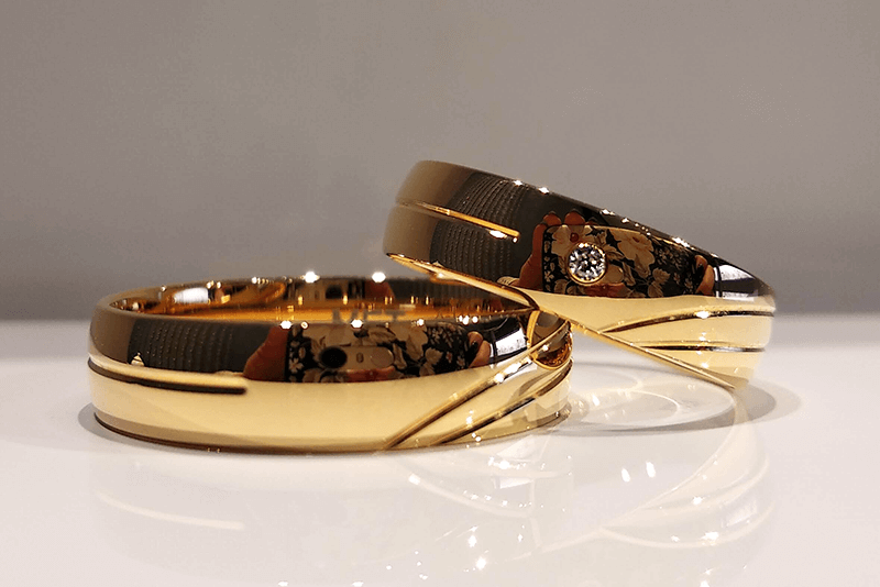 Obrączki ślubne 5mm półokrągłe z liniami i kamieniem złoto próba 585