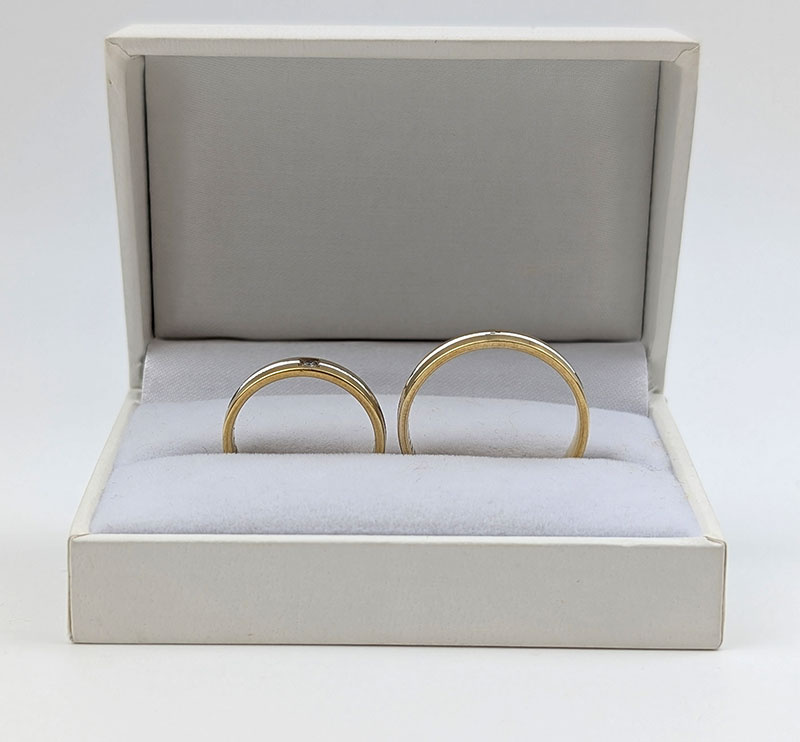 Półokrągłe obrączki ślubne 4mm z kamieniem dwukolorowe złoto żółte i białe próba 585