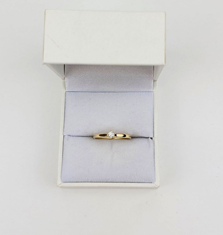 Złoty pierścionek z brylantem