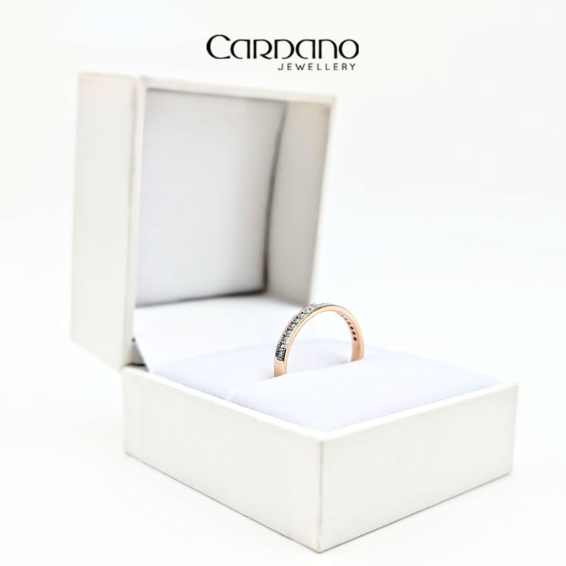 Pierścionek z białymi diamentami z różowego złota