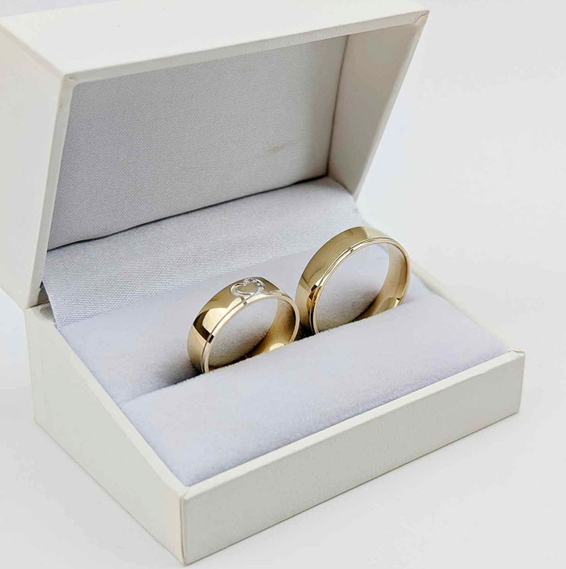 Obrączki ślubne półokrągłe ozdobione linią i sercem 5,5mm żółte złoto próba 585