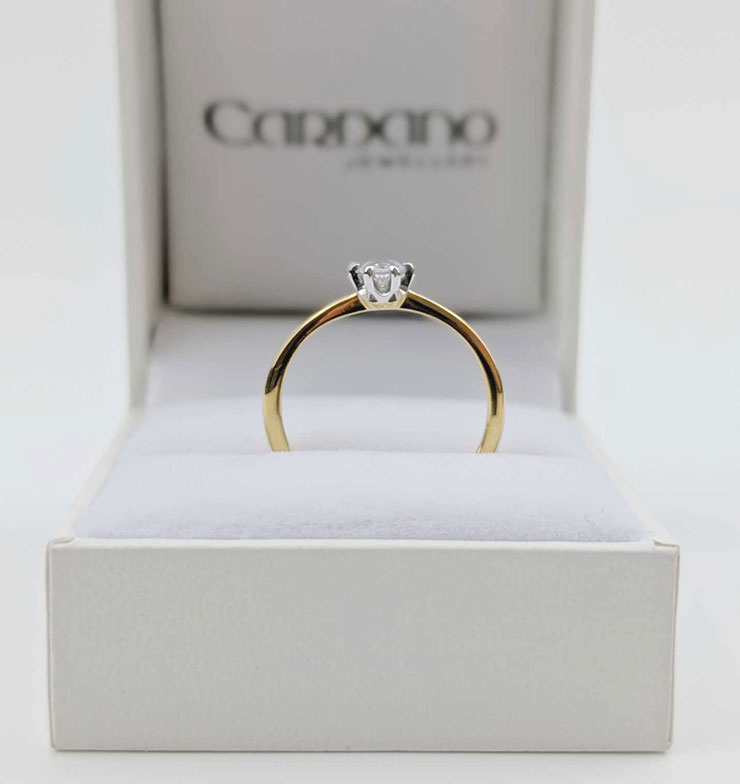 Złoty pierścionek z brylantem syntetycznym