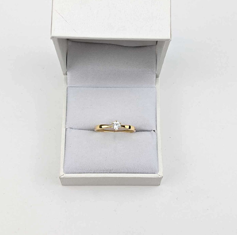 Złoty pierścionek z brylantem syntetycznym